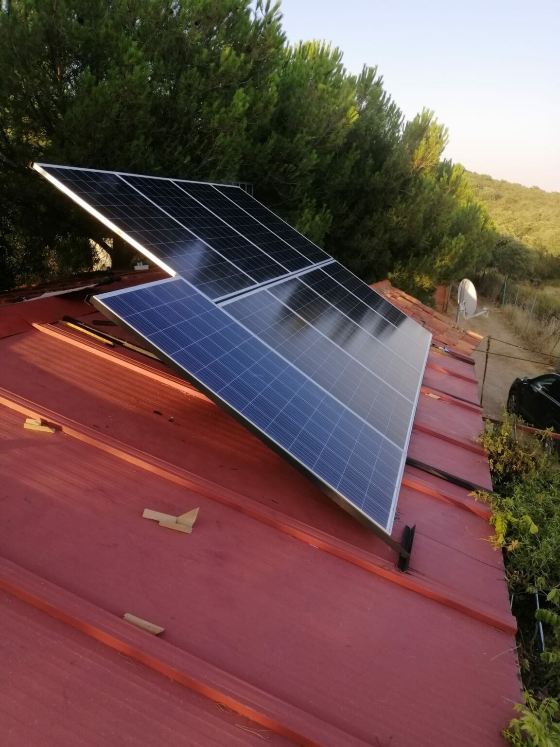 Placas solares en tejado de casa de campo.