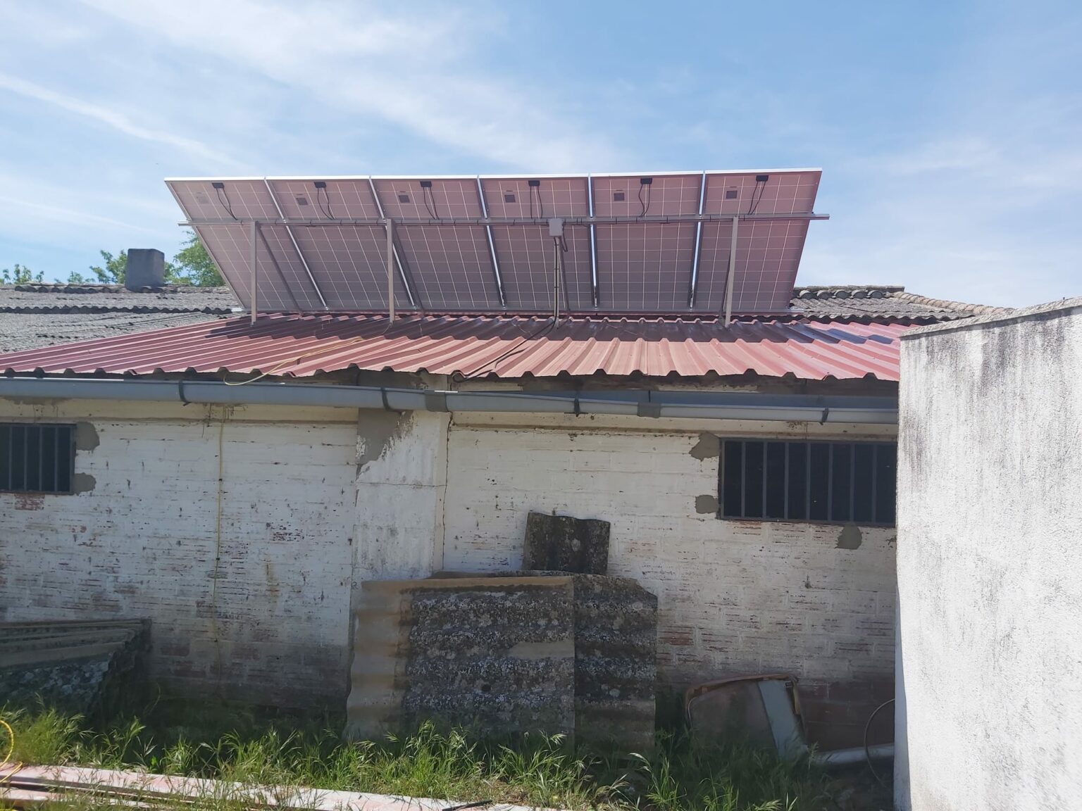 Placas solares en tejado de casa de campo.