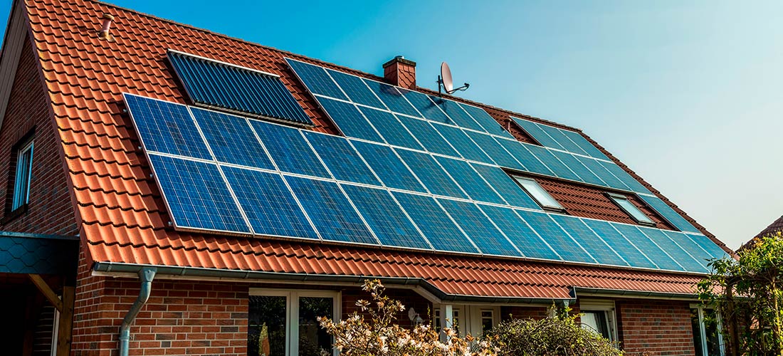 Instalación solar fotovoltaica en una casa.