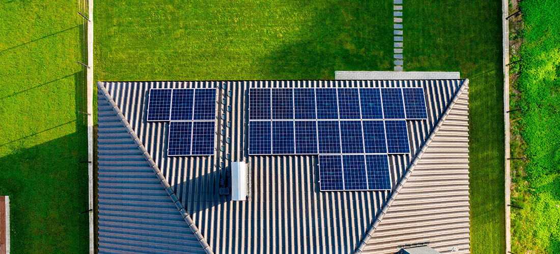 Casa de campo con placas solares fotovoltaicas aisladas